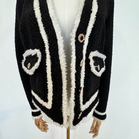 Chic Black and White Cardigan - Picture 3 of 7